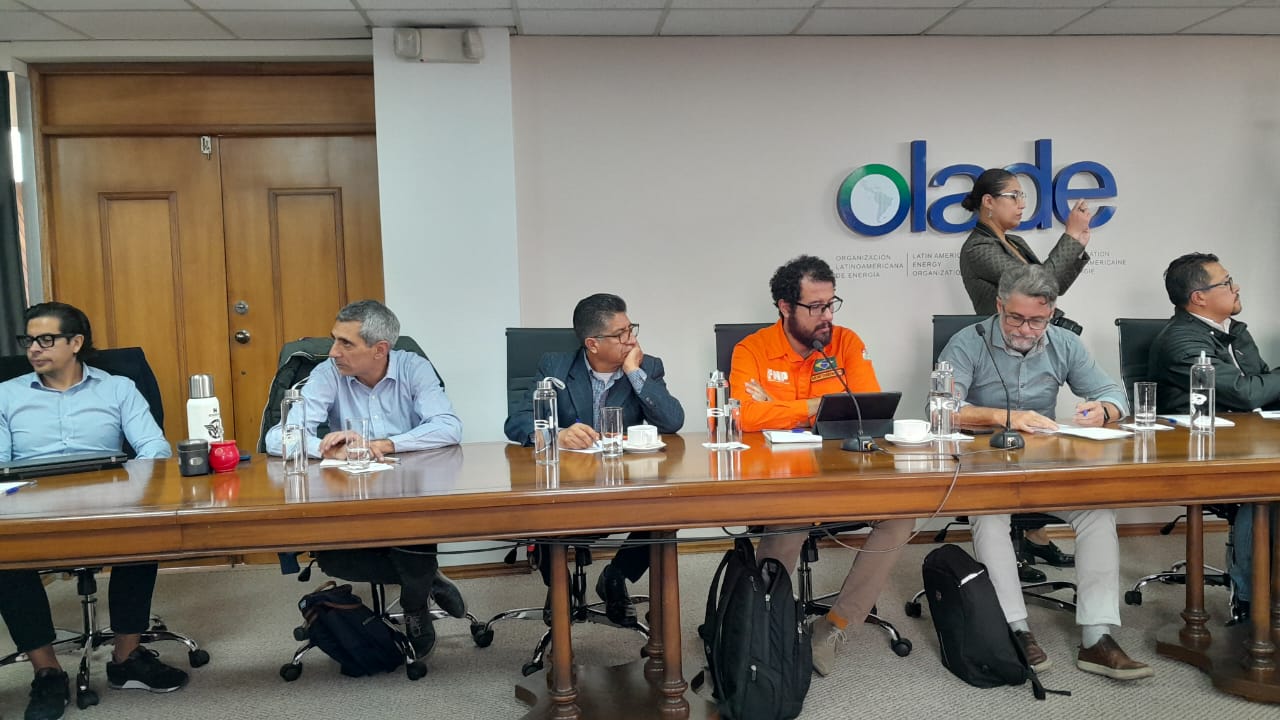 La reunión de FITELYC en Quito abordó la defensa de la soberanía energética y los derechos laborales en el sector. Se protestó contra la privatización del campo Sacha y se discutió la transición energética con representantes de Ecuador, Brasil y Chile. Se coordinaron acciones en OLADE.
