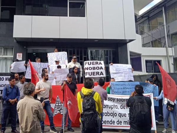 Trabajadores despedidos de Petroecuador reclaman pago de liquidaciones con plantón en&nbsp;Quito